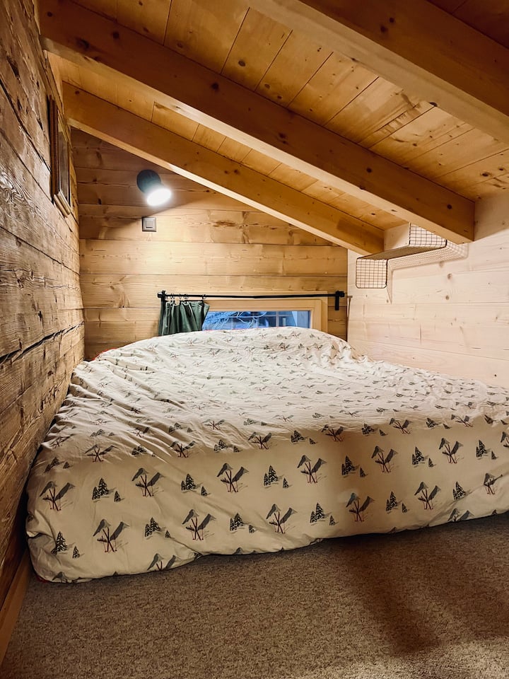 Double bed on the mezzanine 