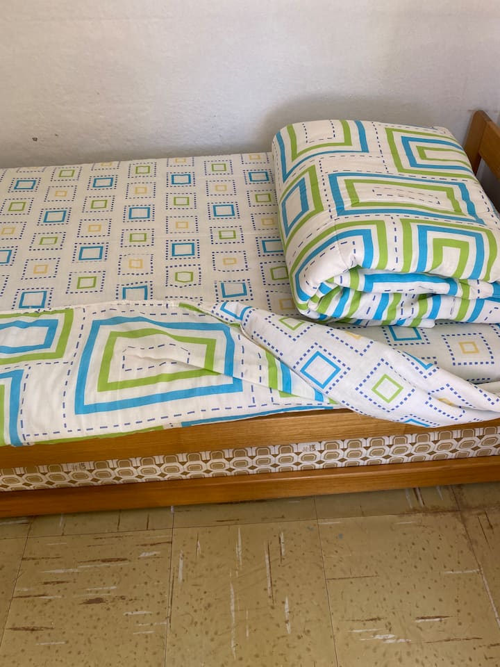 Ამ ნაწილს აქვს აბაზანა-ტუალეტი და მდებარეობს სახლის გარეთ.
Მასში არის 1 საწოლის ტიპის ბუდე (2 ადამიანი)