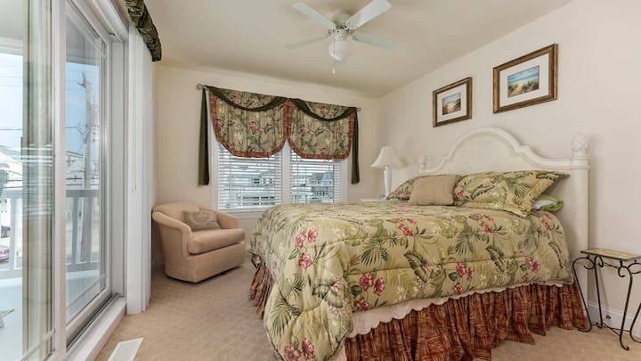 חדר השינה הזה נמצא בקומה הראשית (ממש ליד המטבח) ויש לו מרפסת פרטית משלו