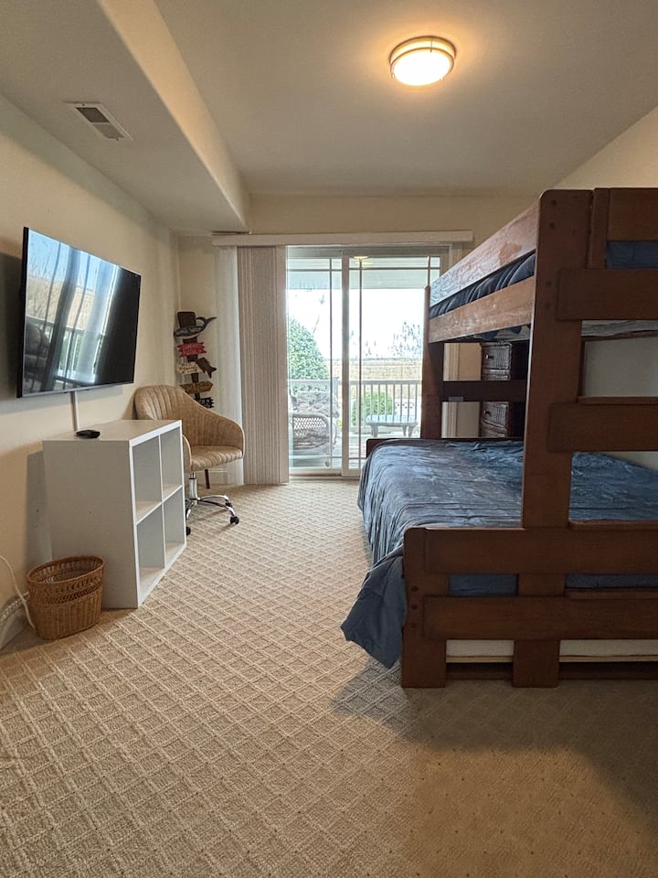 חדר השינה הזה נמצא בקומה הראשונה ויש לו גישה למרפסת הגדולה בקומה הראשונה. המיטה היא מיטה יחיד עם מיטת נפתחת.