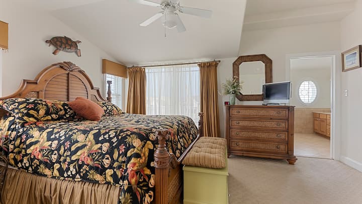 זה חדר השינה הראשי עם מרפסת פרטית. חדר הרחצה הראשי ממוקם בקומה השלישית, יש בו כיורים כפולים, אמבטיה עם ג'קוזי ומקלחת עם חדר ארונות.