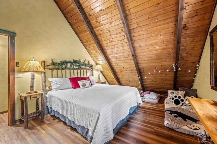 Izba s manželskou posteľou na poschodí s 2 samostatnými matracmi na podlahe 