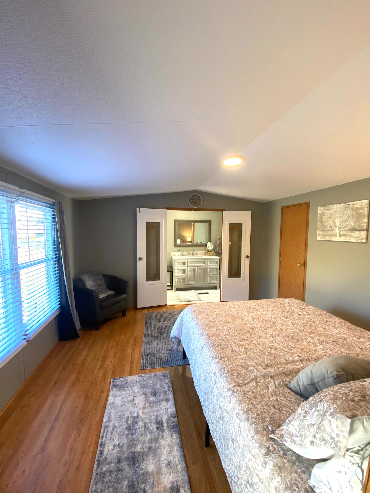 Hlavná spálňa. Manželská posteľ s pripojenou kúpeľňou v plnej veľkosti.