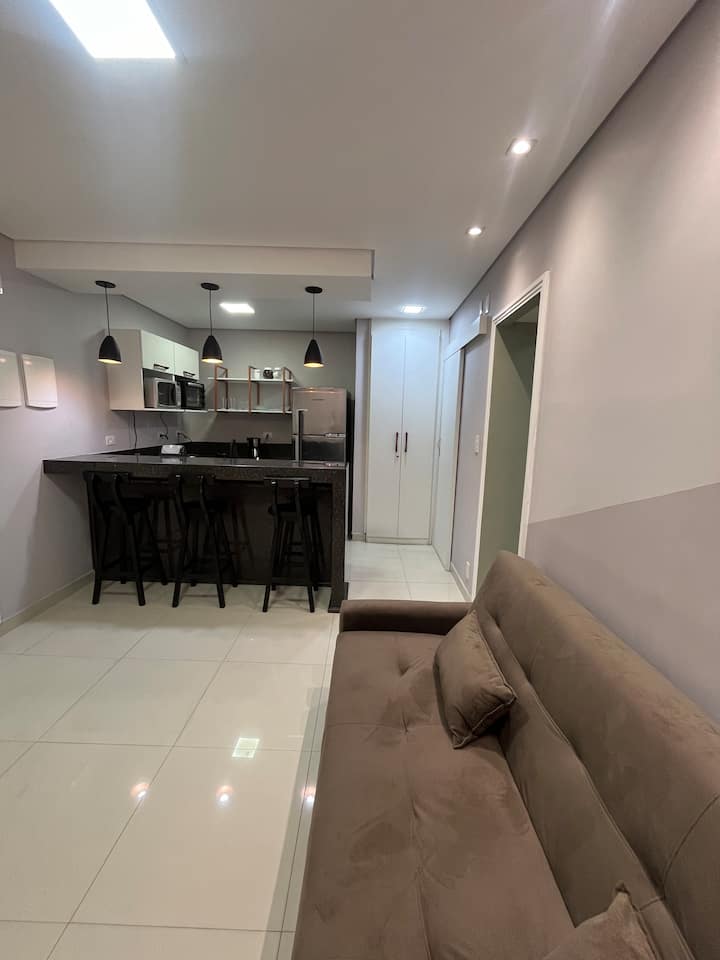 غرفة معيشة مع سرير أريكة مزدوج.