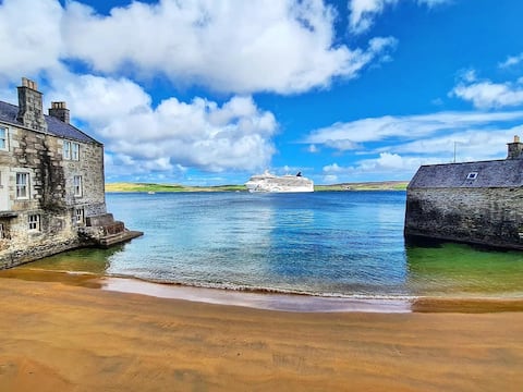 Beachfront & amazing sea-view. Central quiet cosy.