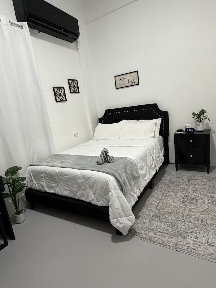 The second bedroom comfortably accommodates two people with a double bed, a versatile desk, and a closet. For added comfort, we have cooling memory foam mattresses in the bedrooms.