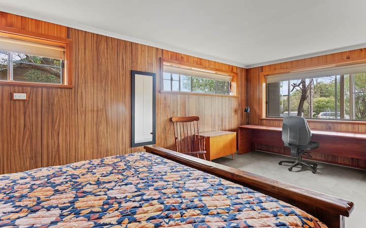 楼下宽敞的卧室配有2米宽双人床、桌子和衣柜。 