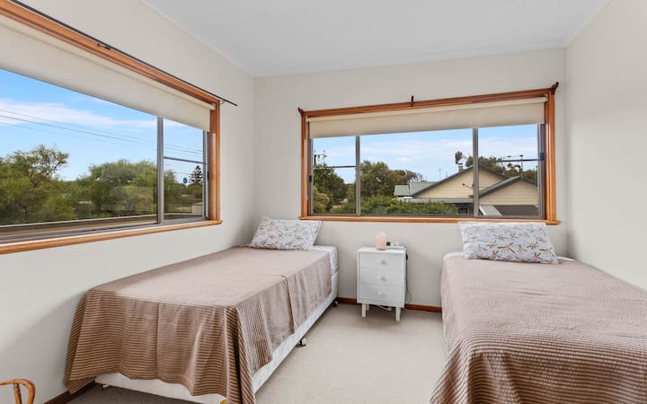 这间楼上的卧室设有两张加大双人床和一个衣柜