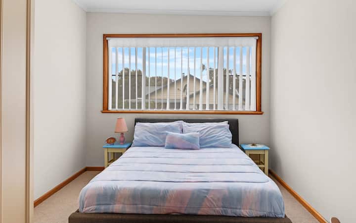 楼上的卧室配有标准双人床、小书桌和衣柜-新的窗帘不会遮挡早晨的阳光（哎呀） ，所以希望这不会让您担心。