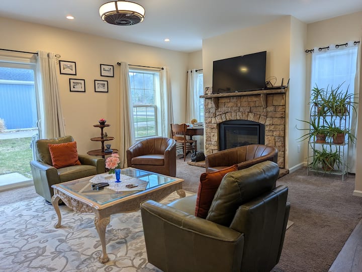 Spacious Entire Home Walking Distance To Village - Ellicottville, NY