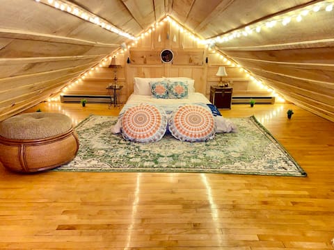 Riverfront Boho Penthouse-Loft•Jacuzzi•Balcony