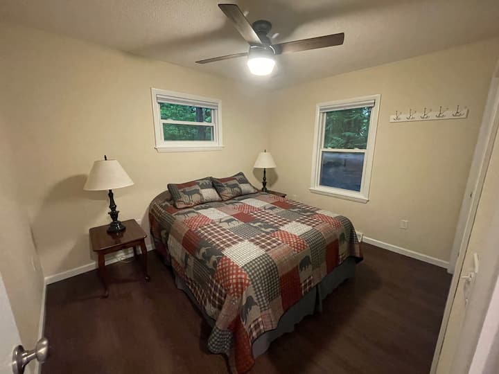 Spálňa 1 - manželská posteľ Queen, plná skriňa, žehlička a naparovač so žehliacou doskou. Posteľná bielizeň navyše. Zatemňovacie žalúzie. Háčiky na kabáty/uteráky. Celoplošné zrkadlo. 
Kombinácia stropného svetla/ventilátora.