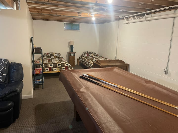 Dve samostatné postele s posteľnou bielizňou/prikrývkami navyše na postele a futónom/lôžkom. Hry, karty.  Biliardový stôl. 