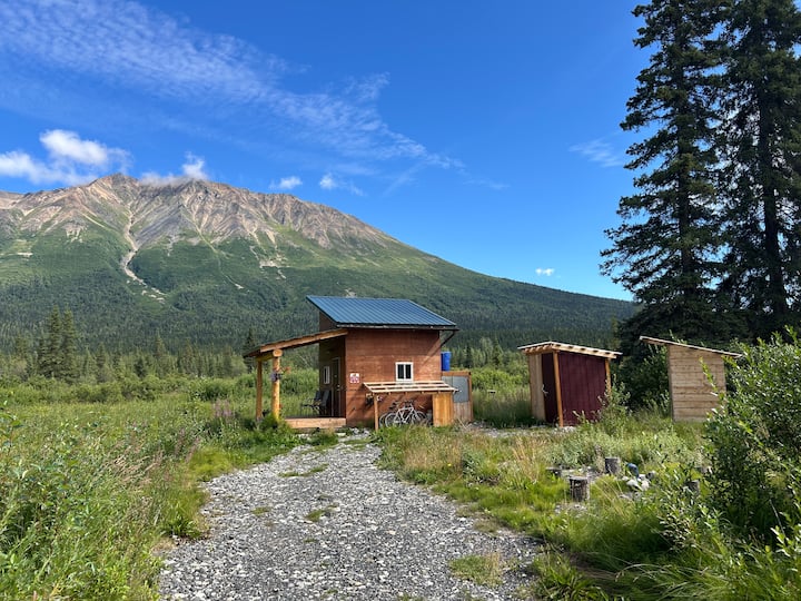 The Cub Cabin at the McCarthy Airstrip - Cabins for Rent in