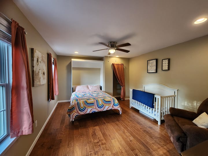 Დედოფლის ზომის მერფის საწოლი ჩვილის საწოლით. Მხოლოდ მთავარ სართულზე მდებარე ოთახი. Ამას გარდა, ოთახში არის სავარძელი, გამოსაცვლელი ბალიში, საბავშვო მონიტორი და ყუთის ვენტილატორი. 