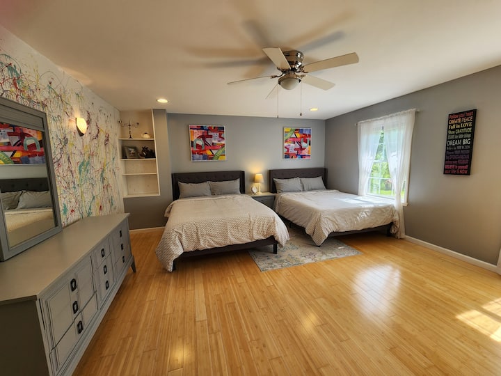 მე-2 სართულზე მდებარე მე-3 საძინებელში არის ორი დიდი საწოლი.