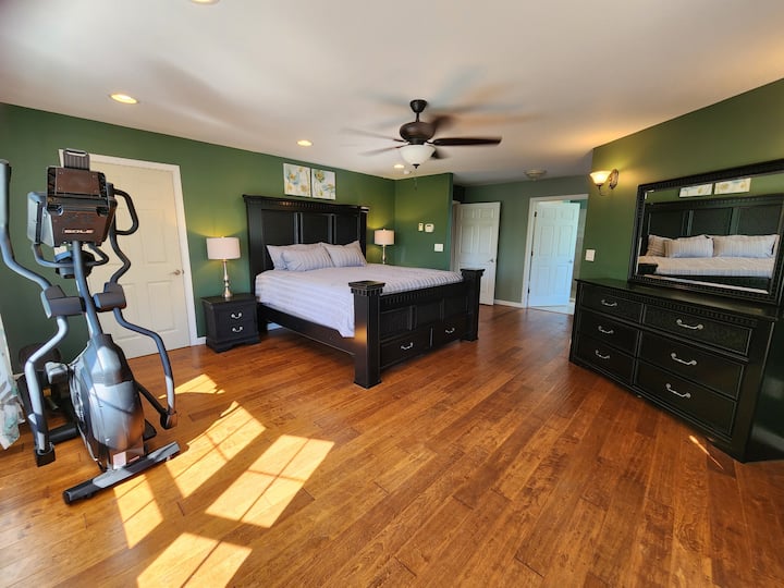 Მთავარი საძინებელი მდებარეობს მე-2 სართულზე და აღჭურვილია ელიფსურით. Ოთახი მდებარეობს მისაღები ოთახის ზემოთ მე-2 სართულზე. Სპორტდარბაზის ადრეული სტუმრები არ შეაწუხებენ თანამოაზრეებს! 