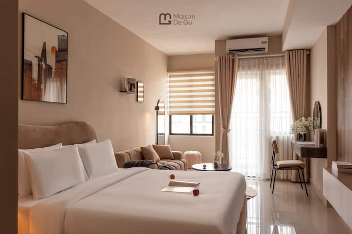 Comodo monolocale arioso con letto king size, materasso in memory foam, cuscini in microgel, perfetto per le tue esigenze
