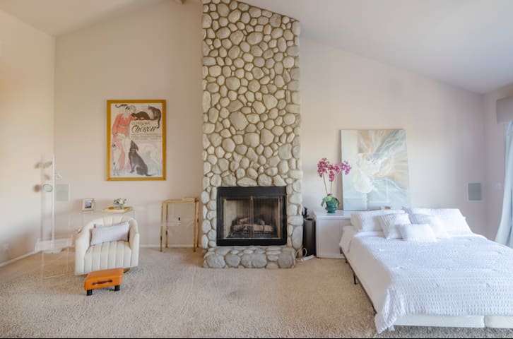 The Swan- Serene & Enormous w Views Bar Gameroom