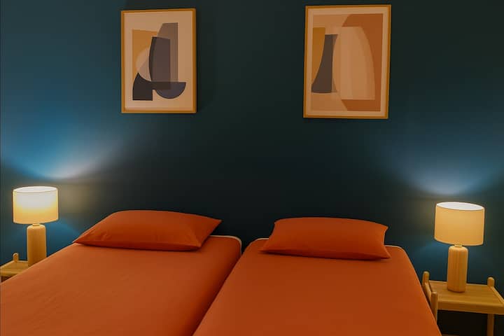 Elegant and comfortable bedroom with warm tones, offering a calm and relaxing atmosphere for restful nights /Habitación elegante y confortable, de tonos cálidos, que ofrece un espacio tranquilo y apacible para noches tranquilas.
