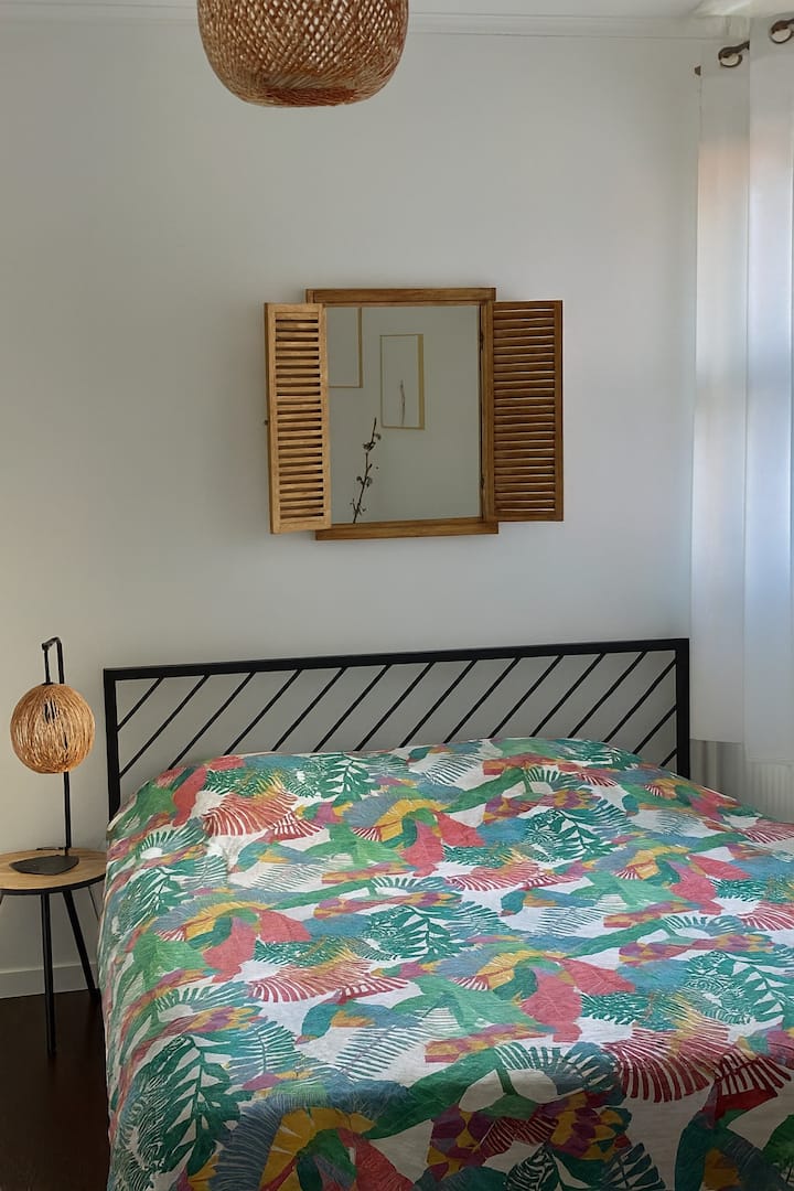 Habitación luminosa y acogedora, decorada con buen gusto, que ofrece un ambiente suave y relajante para una estancia confortable./ Habitación luminosa y acogedora, decorada con cuidado, que ofrece un ambiente suave y relajante para una estadía cómoda.