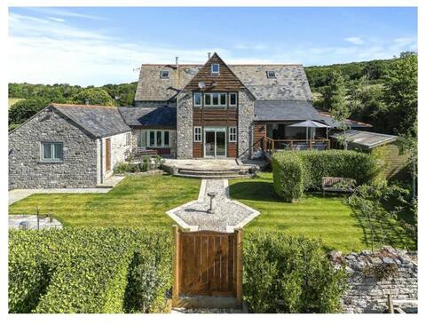 Rural Retreat Luxury Farmhouse with 3 Acre Gardens