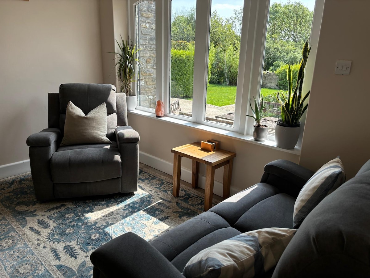 Popular Airbnb listing: Rural Retreat Luxury Farmhouse with 3 Acre Gardens in Corfe Castle