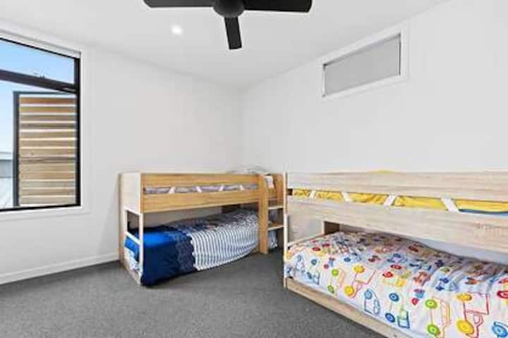 Spálňa 4, prvé poschodie - štyri poschodové postele 