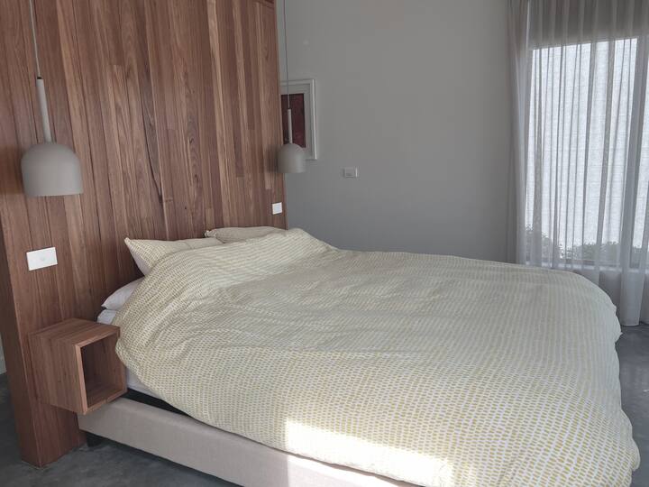 Hlavná spálňa s manželskou posteľou Queen na prízemí 