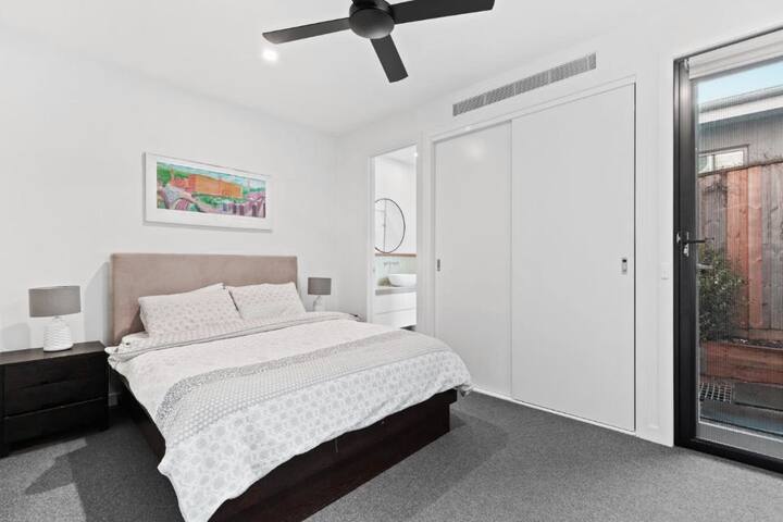 Spálňa 2, prízemie - spálňa s manželskou posteľou a vlastnou kúpeľňou 