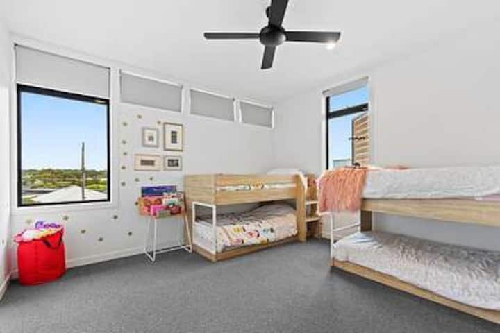 Spálňa 3, prvé poschodie - štyri poschodové postele 