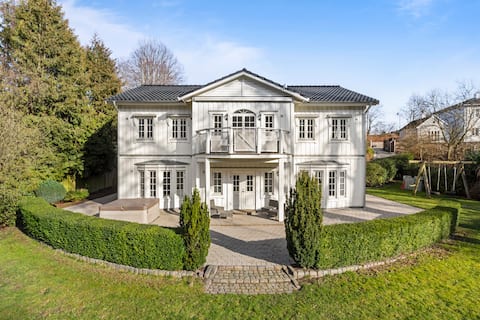 Large family friendly mansion with Spa in Vedbæk