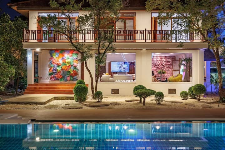 9间卧室超级庄园大别墅，可容纳22人，超大泳池，安静优雅，度假首选。可BBQ（烧烤）