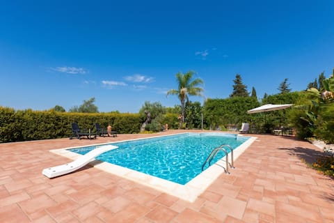 Airbnb con migliori performance: Villa Menhir with pool garden and tennis a Parabita