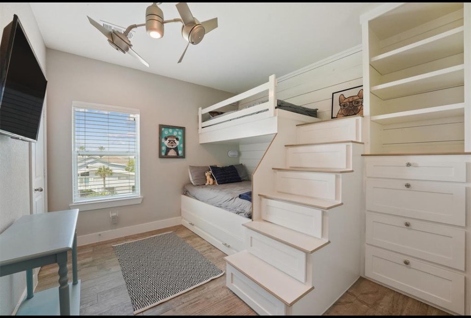 Dhomë fjetjeje (dyshe në pjesën e sipërme të plotë në fund) me një krevat dopio me trungje. Netflix dhe një Xbox (jo në foto/shtuar rishtas) për argëtim joproduktive 