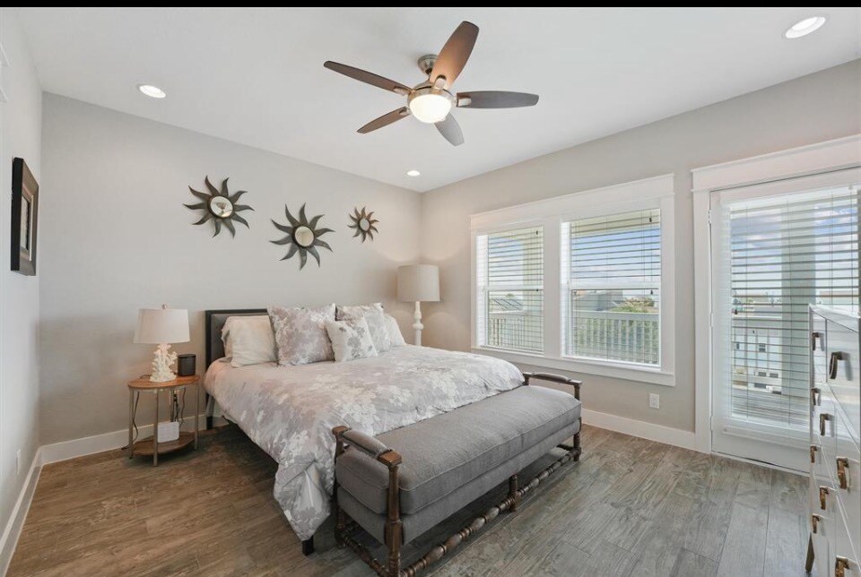 Dhomë gjumi kryesore me krevat dopio "king".  Ka një derë për në verandën e katit të dytë dhe banjën e vet.