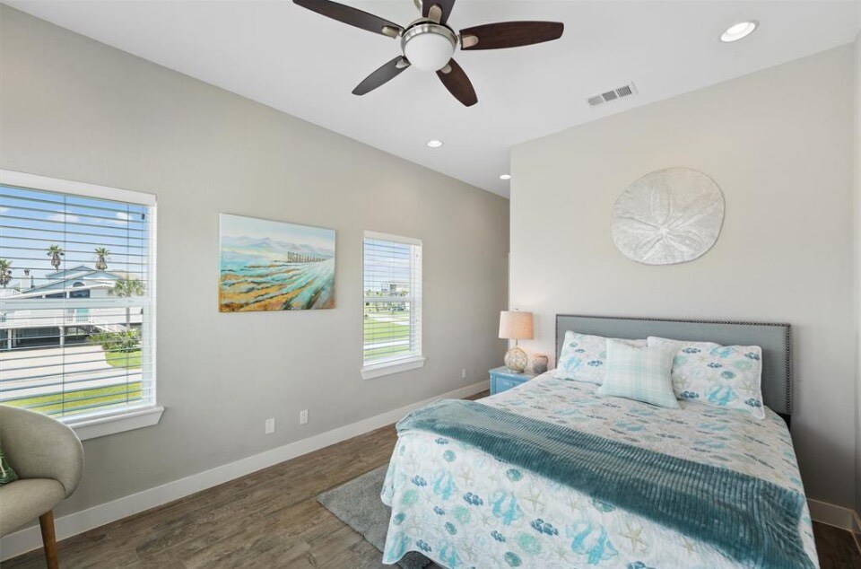 Dhoma e gjumit e vizitorëve që ka një derë në ballkonin e katit të parë.  Ka gjithashtu banjën e vet.  Dhoma ka një krevat dopio "queen".