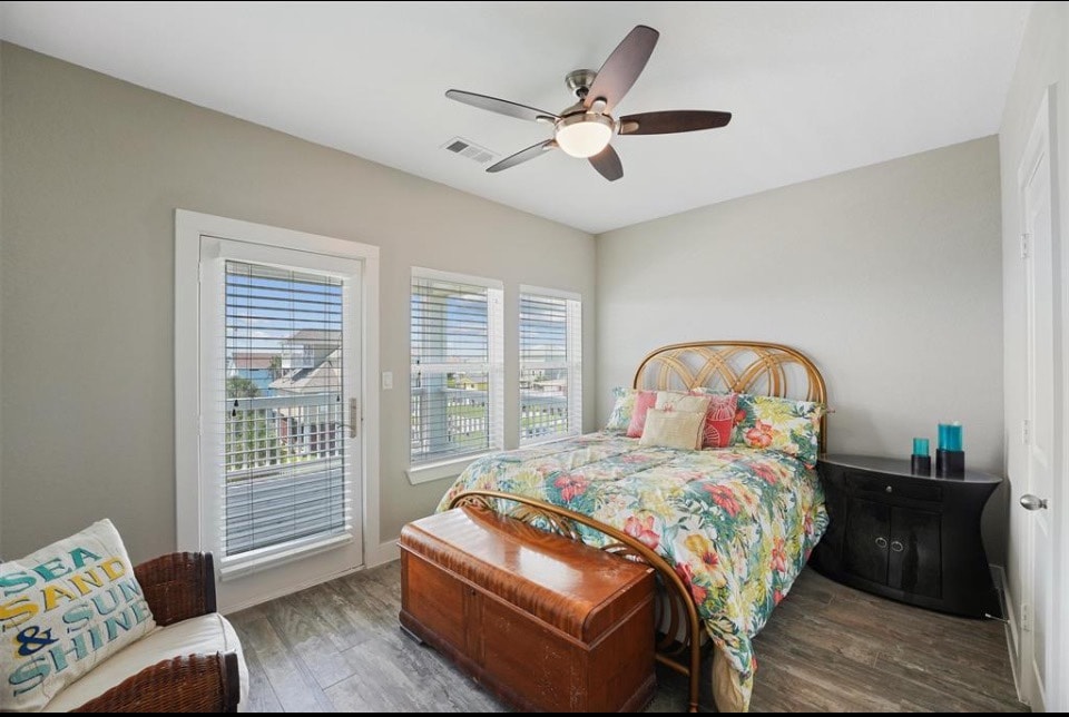 Dhomë miqsh në katin e sipërm me krevat dopio "queen" dhe derë për në ballkonin e katit të dytë.  Shijo pamjet e oqeanit.