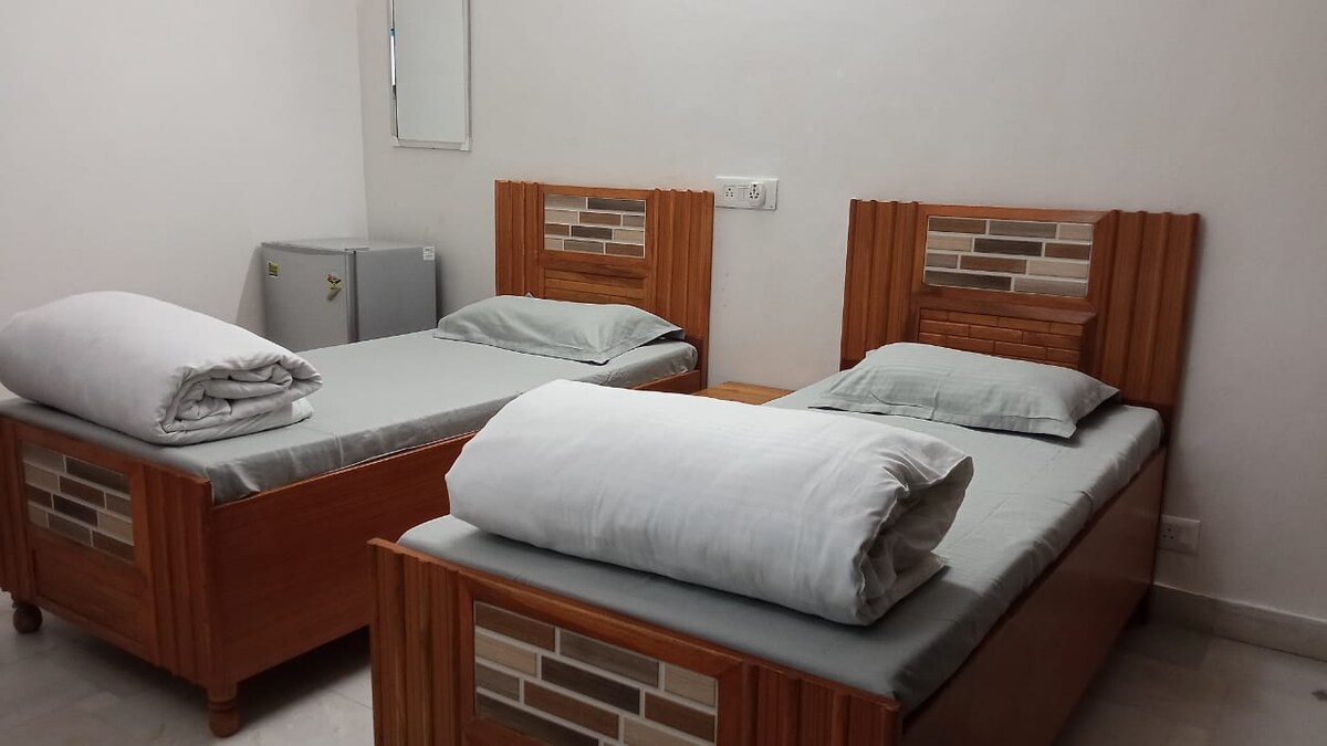 Një apartament i gjerë 230 m2. Dhomë me ajër të kondicionuar, një mini-frigorifer, një tavolinë pune me një karrige dhe një gardërobë fikse. Planimetria ofron hapësirë të shkëlqyer të lëvizshme, një pamje të pastër dhe me stil dhe një mjedis të ajrosur mirë për një qëndrim të rehatshëm.
