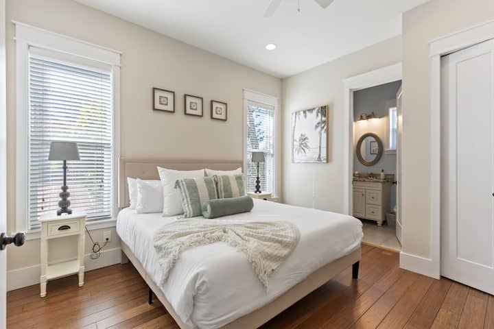 King bed with en-suite bathroom and shower 