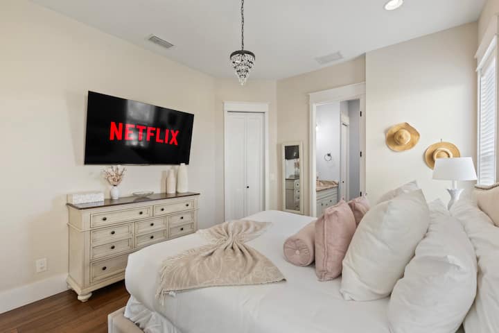 King bed with en-suite bathroom and shower 