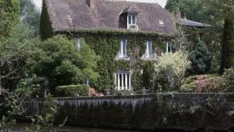 Moulin Grand, entire accommodation, 2br park river