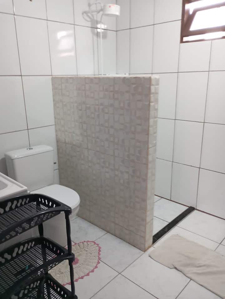 Banjë e brendshme me dush me ujë të nxehtë/elektrik.