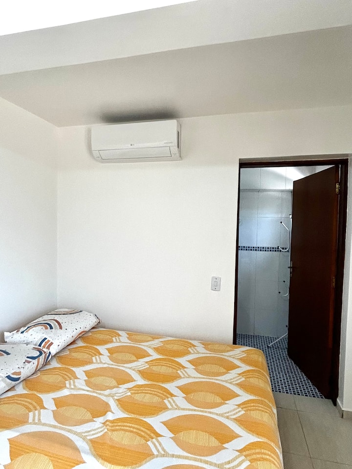 סוויטה עם מיזוג אוויר, טלוויזיה עם שמיים ומיני בר 