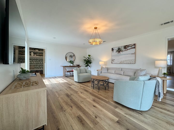 Modern Eco-chic Stay, 2 King Masters With Ensuites - Hattiesburg, MS
