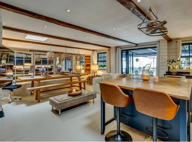 Stunning chalet-style townhouse gallery image 4