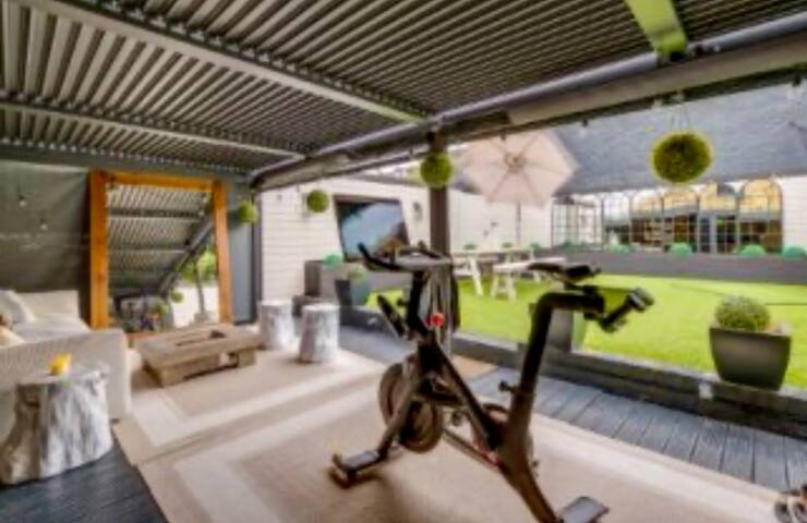 Stunning chalet-style townhouse gallery image 5