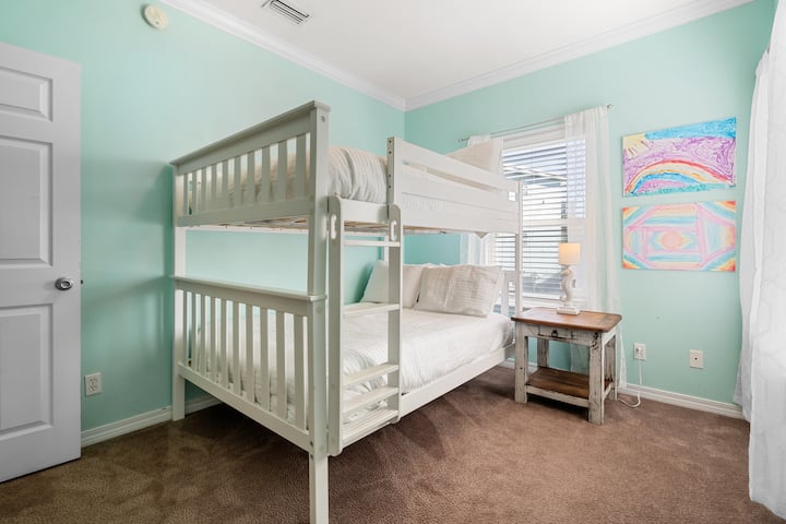 חדר שינה שלישי עם מיטות קווין סייז.