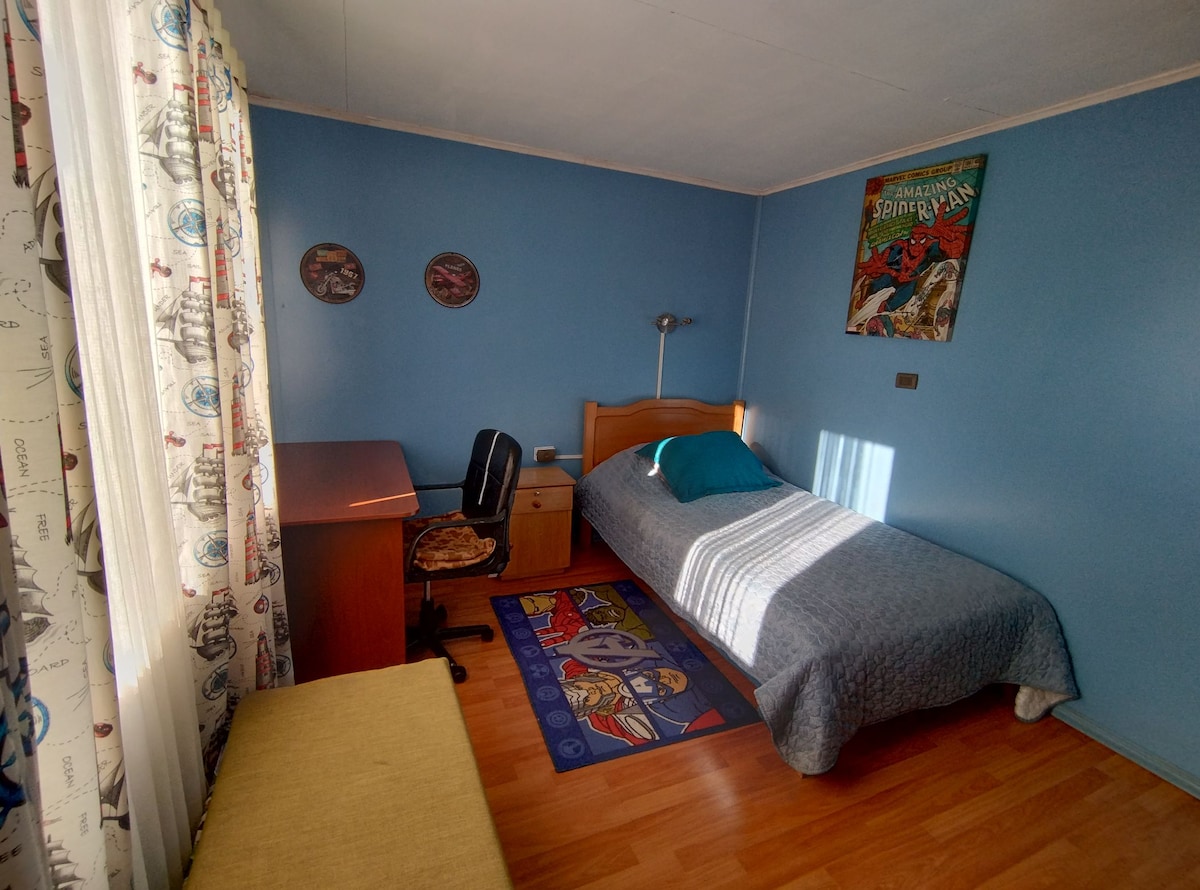 Habitación para un huésped, muy cómoda con área para trabajar si necesita.