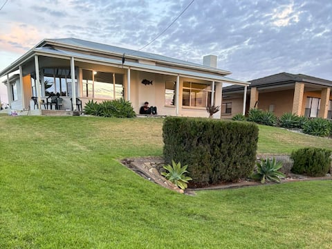 “Clarkeys” beachfront, sleeps 10